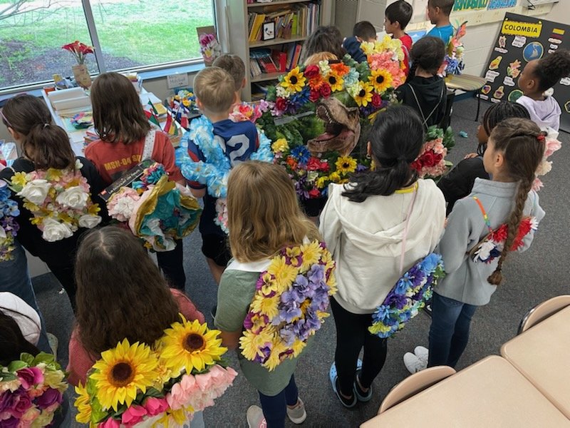 KathyGrace9's tweet photo. My heart is always overjoyed when the seasons change and La Feria de las Flores de Colombia comes to our school!!! Under the great leadership of @i28gomez our students learn, grow, and become immersed in this great celebration. We salute you all! @HilburnAcademy #SpanishontheHil https://t.co/cJYUDsgPFF