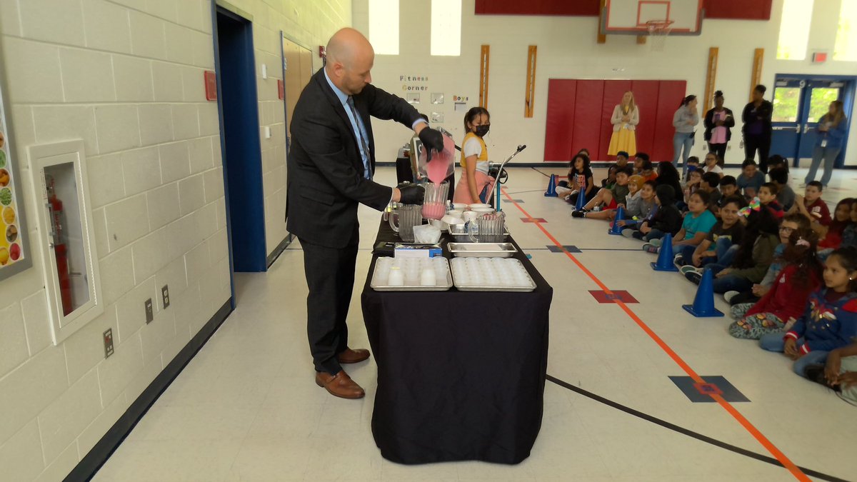 <a href="/KerrydaleEs/">Kerrydale ES</a> 3rd grade got a visit from <a href="/theadamrusso/">Adam Russo</a> and <a href="/PWCSNutrition/">PWCS Nutrition</a> and peddled away to make delicious fresh smoothies to drink!! So fun and so cool!!! Thanks to Mrs. G our awesome PE teacher for setting this up!!