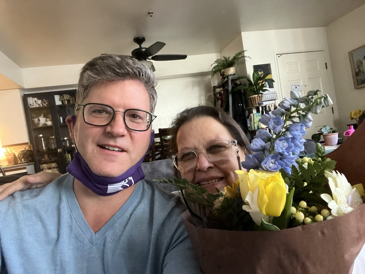 HansPJohnson's tweet photo. Tears of joy, in 2 languages: When #LindaPérez @Presidentla500 overcomes cancer for the 2nd time, flowers with fairy dust are a perfect way to start the day. #Madre #Abuela #Activista #Mother #Grandmother #GoodTroubleMaker @EAPDLA https://t.co/c0Dt0Dj40w