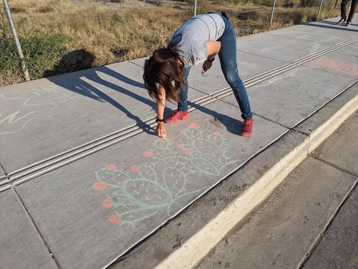 Los árboles son esenciales para tener una ciudad resiliente al cambio climático y para reducir la isla de calor; y sobre todo facilitan la movilidad sustentable al tener banquetas en las que se pueda y antoje caminar. 3/3