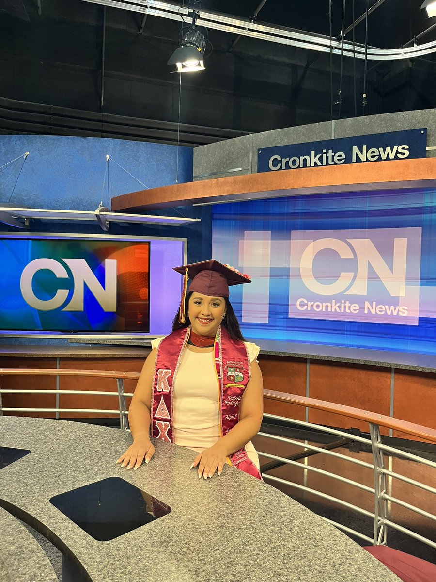 My last day here in Cronkite News makes me remember where it started 🥲 

Did you also tour Cronkite before attending? Share a pic don’t be shy!!