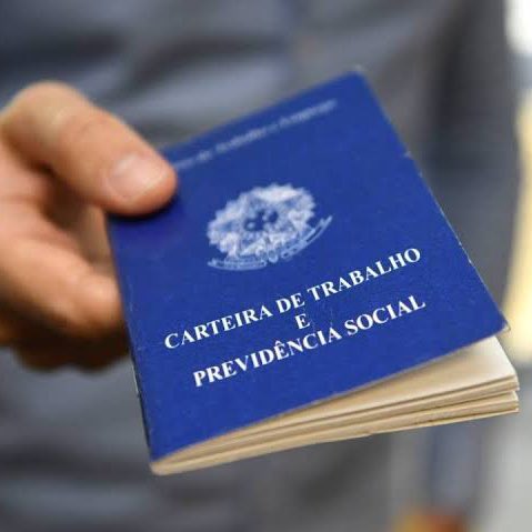 🚨BRASIL: 195 mil pessoas conseguiram emprego com carteira assinada no mês de março, o dobro do resultado do ano passado.