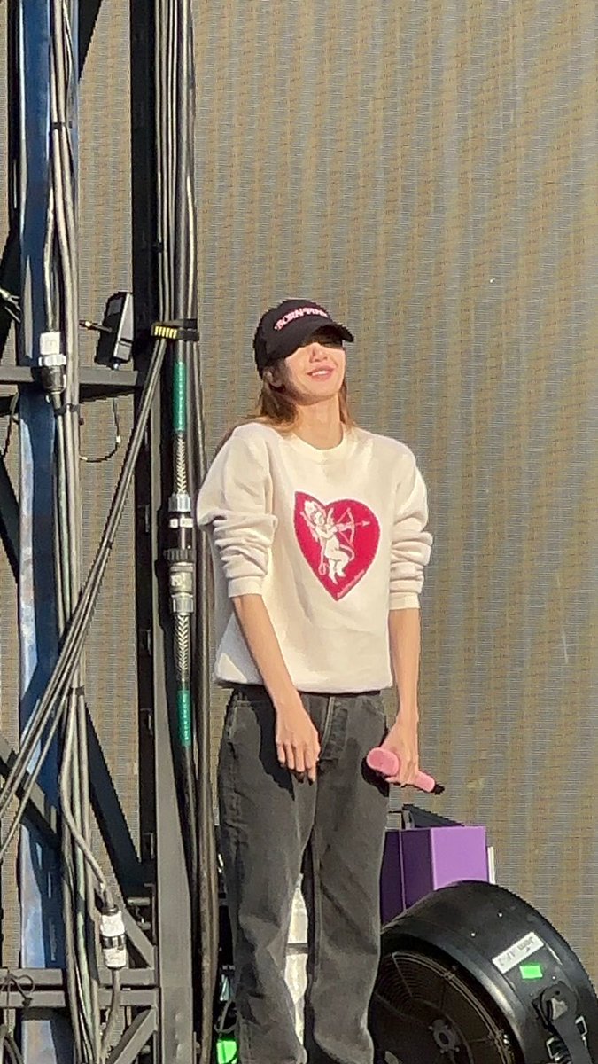 angelisapinks_'s tweet photo. La raza: No te lleves tu playera, da cringe, ridícula, por qué no eres normal?? 🤬🤬

Lisa cuando vio mi playera: https://t.co/lzj3VJrptx
