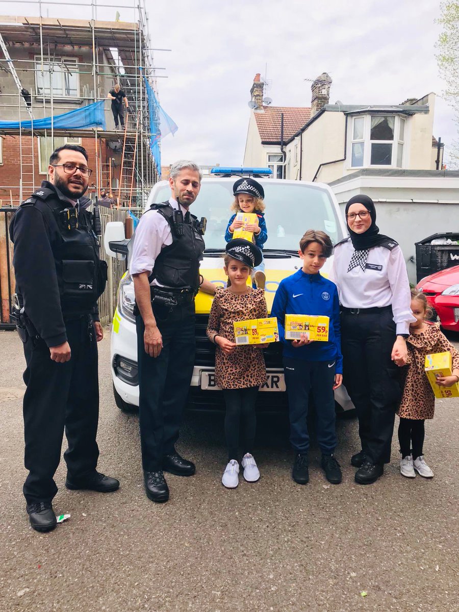 AMP_MPS's tweet photo. After running a successful charity campaign during #Ramadan we collected over £1000 to support 4 food banks across London💙

A big thank you to all our supporters and little helpers who helped distribute the food!💙

@TheHICC @Bromley_by_Bow #MSCC @MasjidIbrahimUK @MPSHackney 💙 https://t.co/t8NqChLxhn