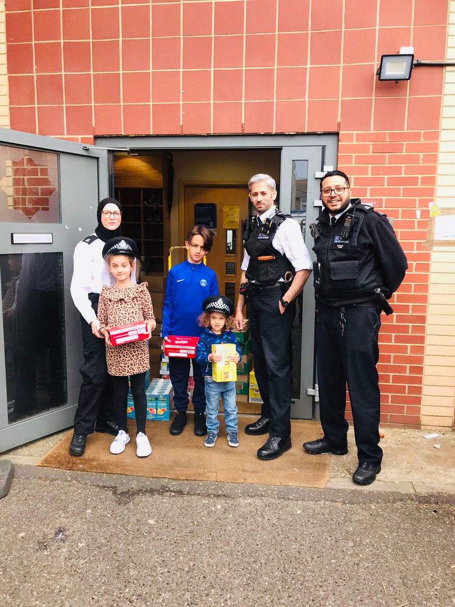 After running a successful charity campaign during #Ramadan we collected over £1000 to support 4 food banks across London💙

A big thank you to all our supporters and little helpers who helped distribute the food!💙

<a href="/TheHICC/">Havering Islamic Cultural Centre</a> <a href="/Bromley_by_Bow/">BromleybyBow Centre</a> #MSCC <a href="/MasjidIbrahimUK/">UKIM Masjid Ibrahim Plaistow</a> <a href="/MPSHackney/">Hackney Police</a> 💙
