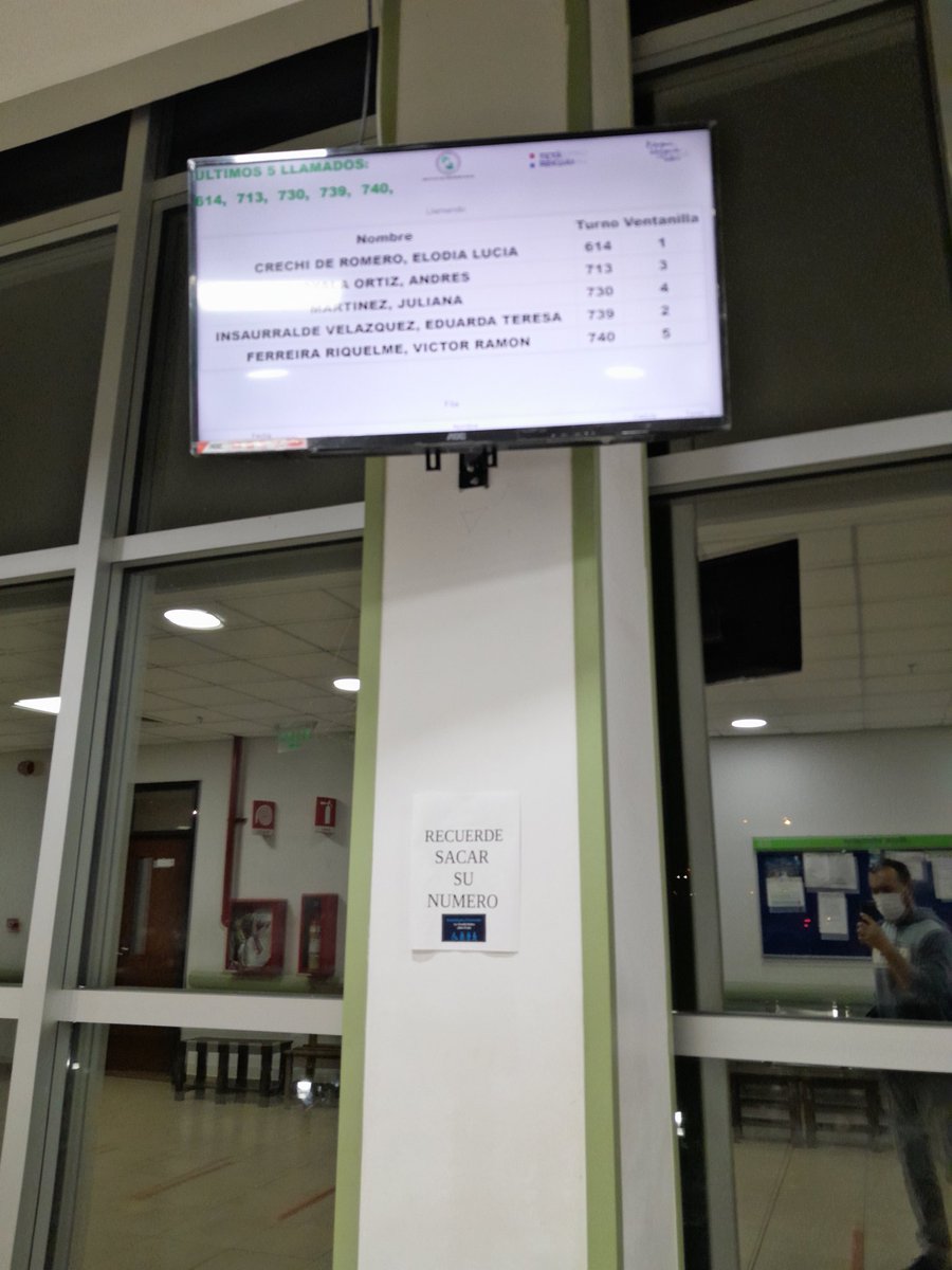 DiegoPala123's tweet photo. IPS y sus creativas formas de jugar con la paciencia de los asegurados.

En la farmacia del INGAVI, habilitaron una maquina para sacar turno, formar fila y ahí recién ser atendido. Todo esto para que al final te digan que no tienen los remedios que te recetaron. Una vergüenza! https://t.co/LtGtMxogAH