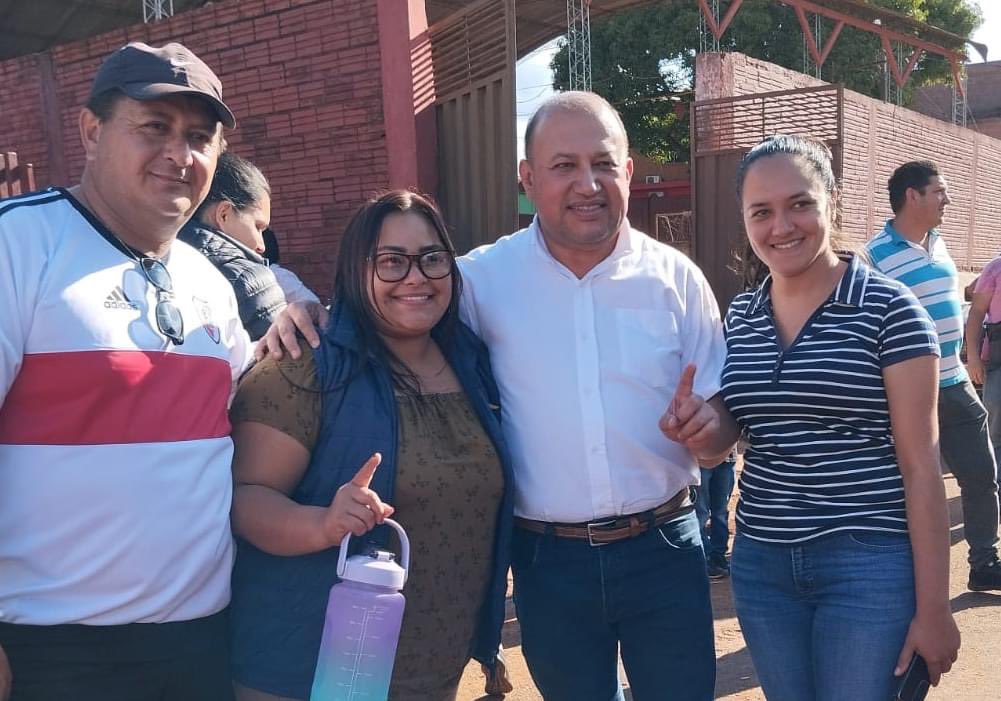 TitoVergaraPy's tweet photo. Gracias Nueva Alborada por el cálido recibimiento y a todo el equipo de la Radio 87.5 FM Central! https://t.co/G9RzVKNDz4