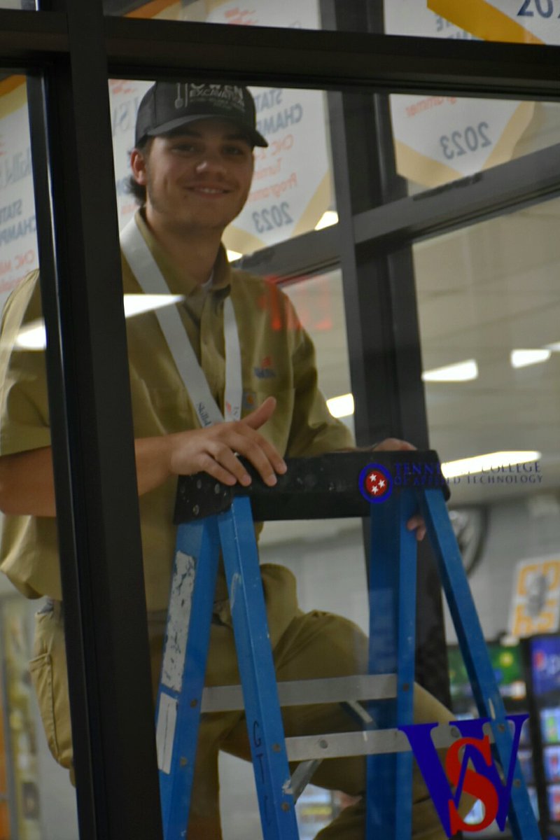 kimbgass's tweet photo. Hangem HIGH Boys!!! State Champion Banner Hanging!!! @GreeneCoSch @GreenevilleCity @aaronflanary @kimbunchcook @GTC_CNC_MT @GreeneTechCtr https://t.co/fNmBnHa0aH