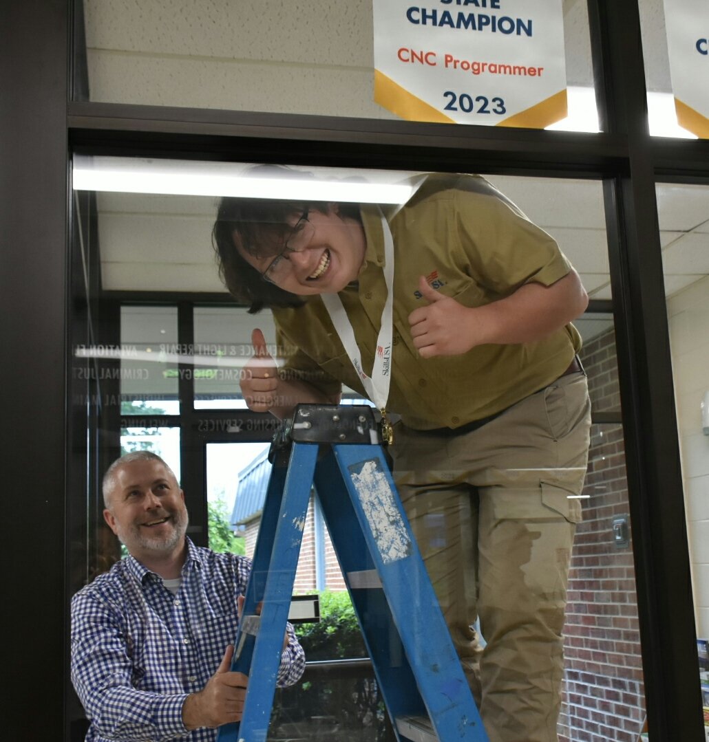 kimbgass's tweet photo. Hangem HIGH Boys!!! State Champion Banner Hanging!!! @GreeneCoSch @GreenevilleCity @aaronflanary @kimbunchcook @GTC_CNC_MT @GreeneTechCtr https://t.co/fNmBnHa0aH