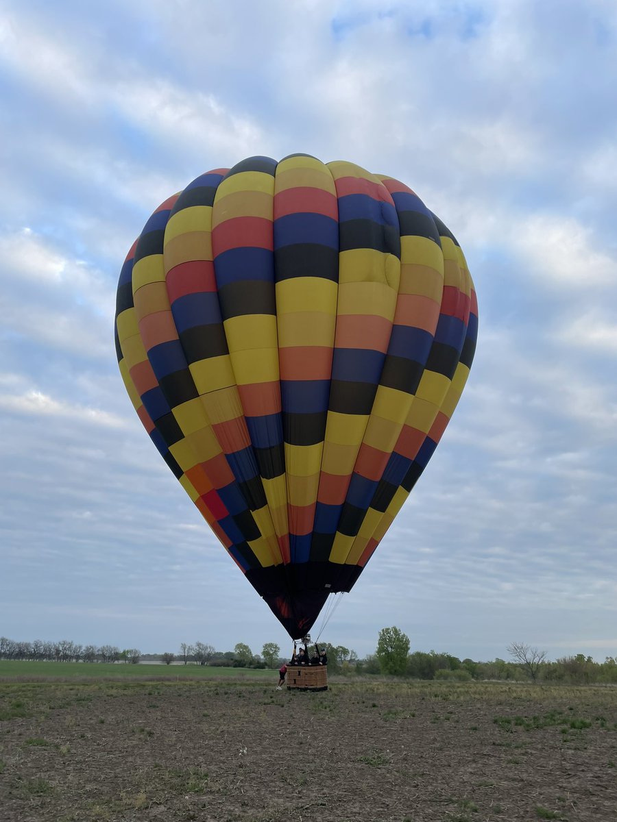 OldWorldballoon's tweet photo. There is a lot going on in Kansas City tonight, hot air, balloon rides! Oh, and the NFL draft. #OWBCrew. #OWB #inflightselfieoftheday  #HotAirBalloon #FlyKansas https://t.co/EmcFOiyxBx