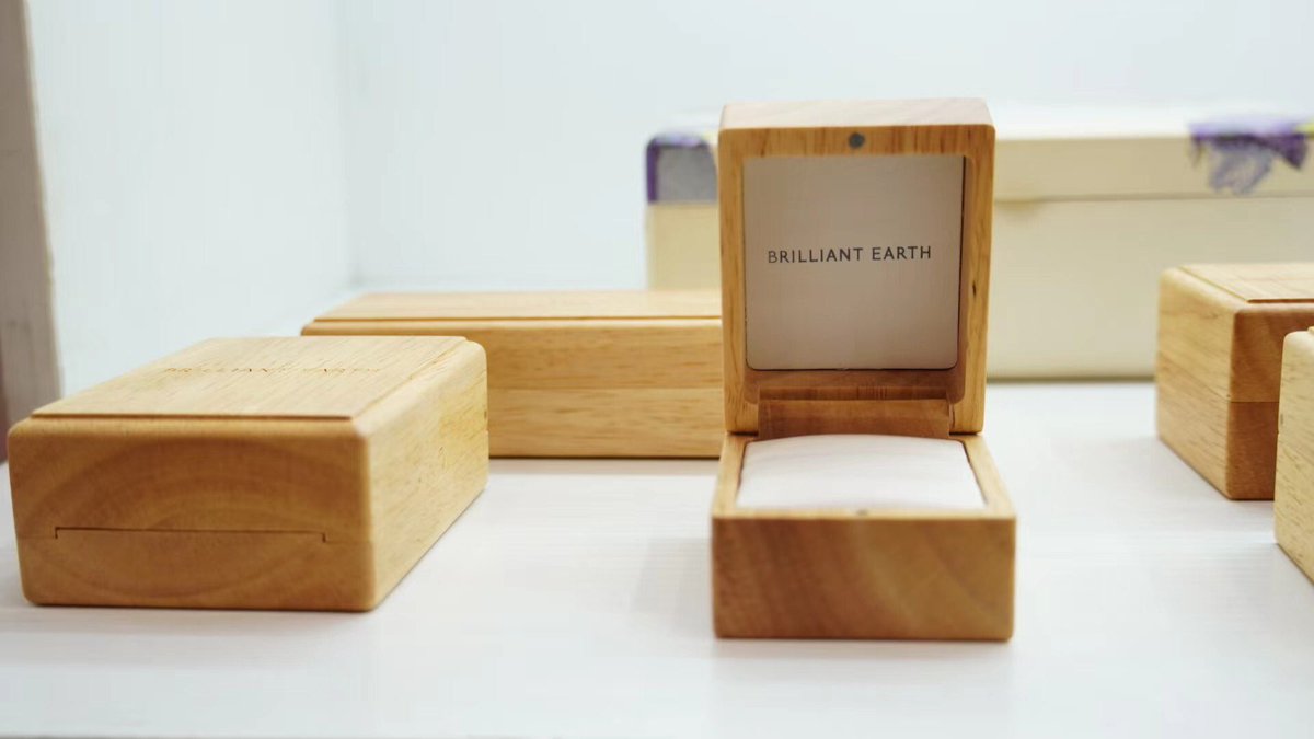 DSpackagingbox's tweet image. Nice wooden ring box.