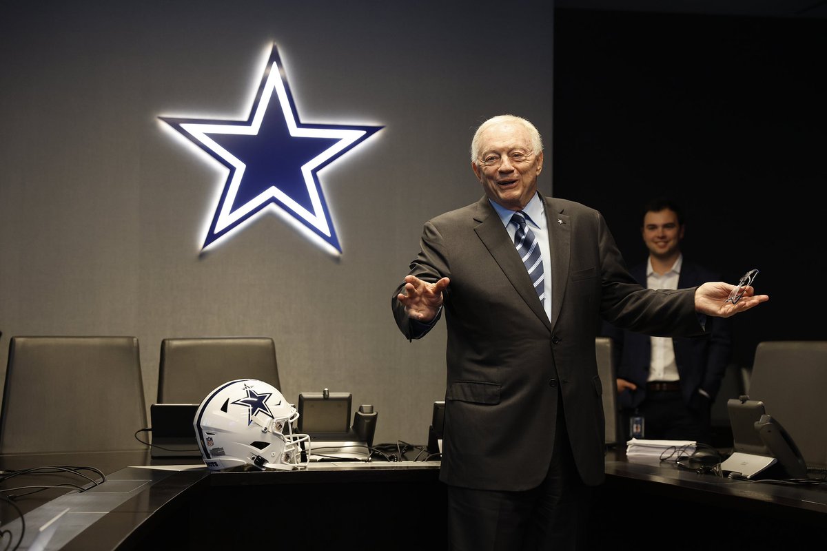 dallascowboys's tweet photo. Dialed in. 📞 

#CowboysDraft | #NFLDraft https://t.co/8ysSBw1Z9t