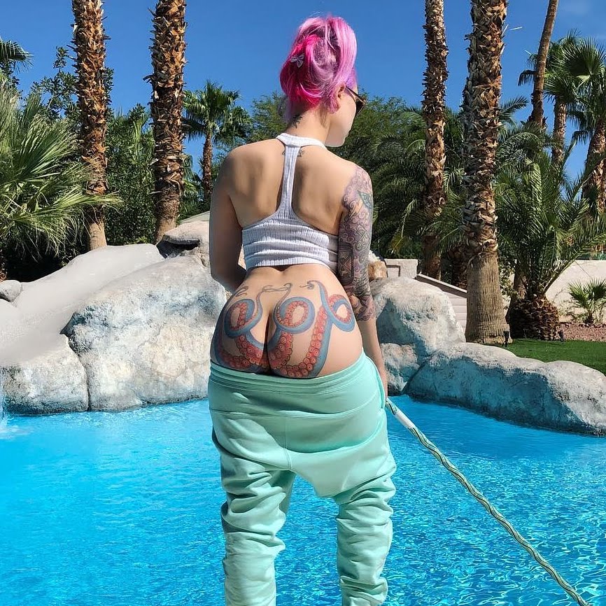 DaizhaMorgann's tweet photo. HOMELESS iN VEGAS CLEANiNG POOLS FOR A MEAL. 
ASS OUT SOMETiMES GETS ME A TiP SO i CAN AFFORD MOTEL 6 ONE NiGHT A WEEK 😭 https://t.co/UCr0GOX35A