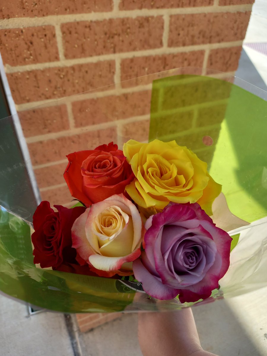 LT_MinervaA's tweet photo. This week I've brought my LT team tokens of appreciation for all their hard work after school. We all know, when the school day ends learning continues @NISDmartin
@NISDLearningTre
Today, a parent surprised ME with flowers. ❤️
#HeartofAfterschool #AfterschoolAppreciationWeek https://t.co/wUdQy9jUyd