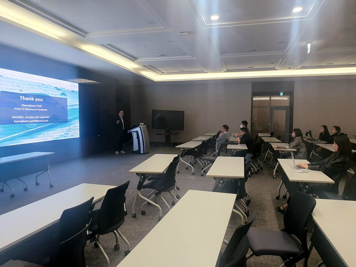 ykim445's tweet photo. He is a born natural speaker! Exciting talk! @KDI_SCHOOL #ElectricVehicles #sustainablemobility #sharingcar #environment https://t.co/g6lJ0qhPxg