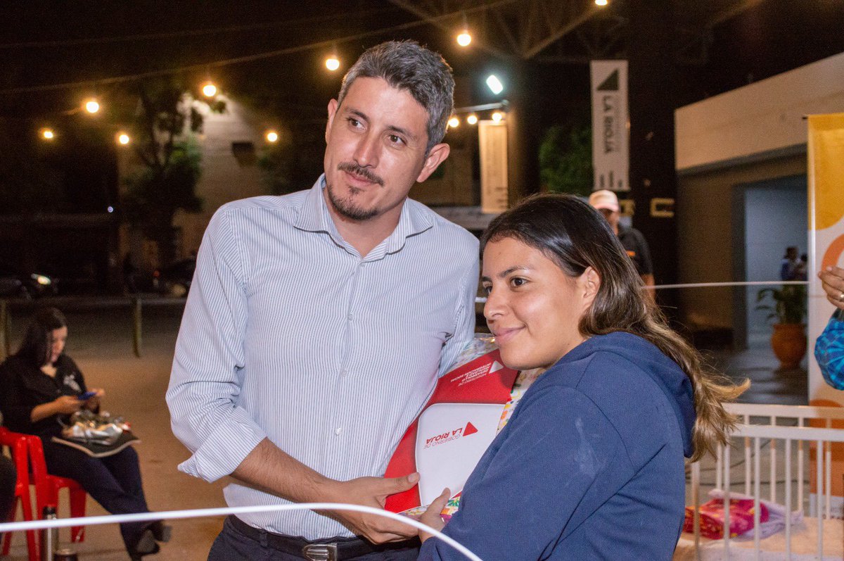 LrDesarrollo's tweet photo. Maternidades seguras para las y los recién nacidos de nuestra provincia.
Una vez más continuamos con la entrega de #Qunitas para garantizar un sueño seguro en cada familia riojana. https://t.co/3X66VMtwfY