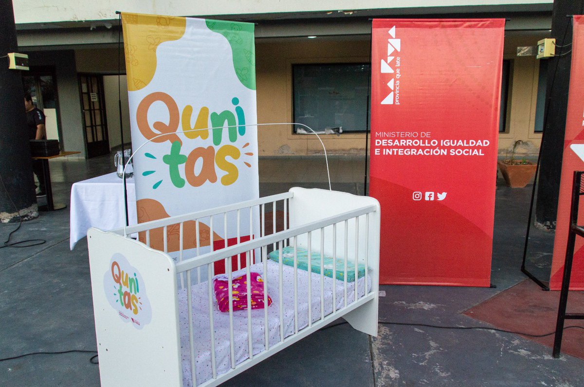 LrDesarrollo's tweet photo. Maternidades seguras para las y los recién nacidos de nuestra provincia.
Una vez más continuamos con la entrega de #Qunitas para garantizar un sueño seguro en cada familia riojana. https://t.co/3X66VMtwfY