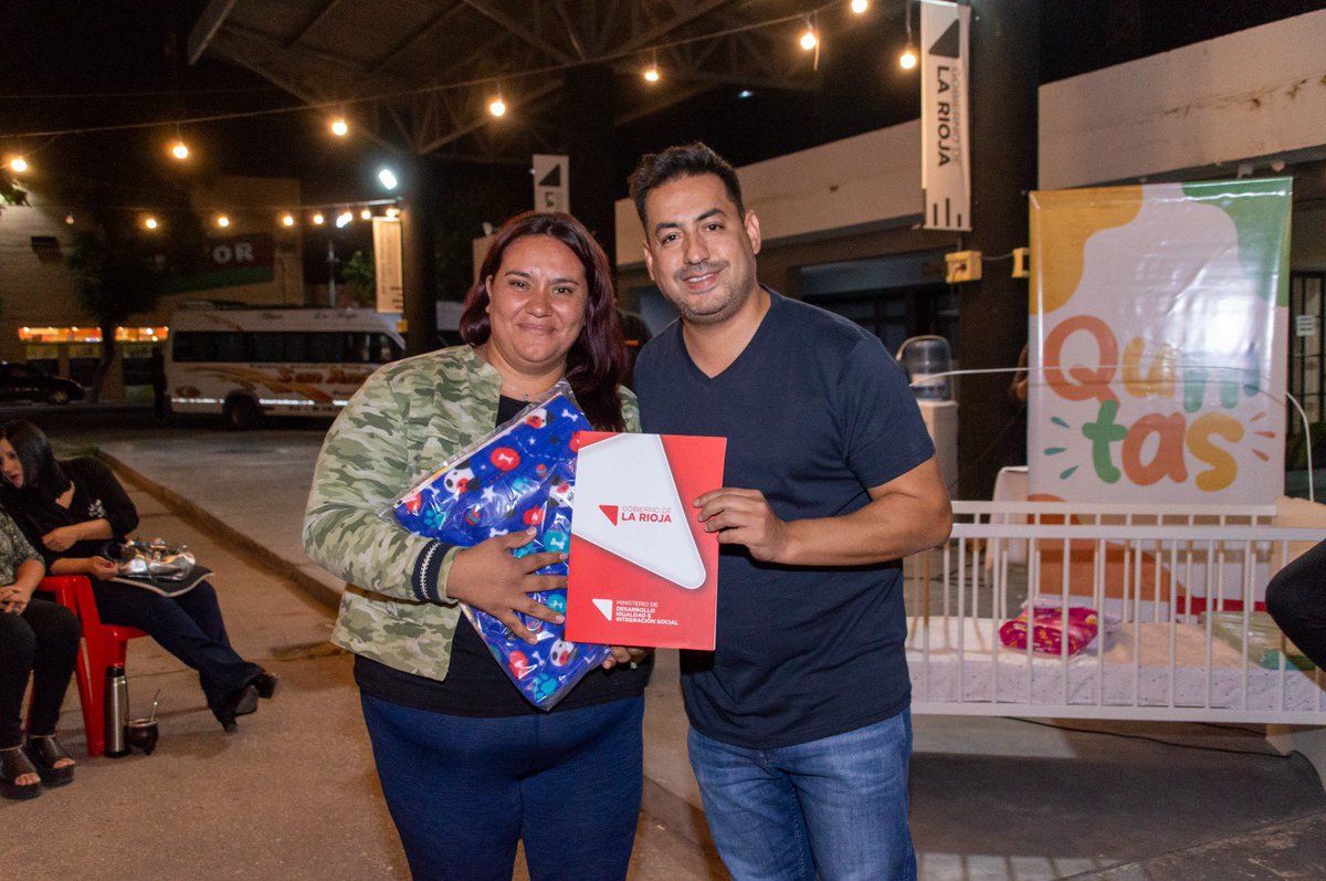 LrDesarrollo's tweet photo. Maternidades seguras para las y los recién nacidos de nuestra provincia.
Una vez más continuamos con la entrega de #Qunitas para garantizar un sueño seguro en cada familia riojana. https://t.co/3X66VMtwfY