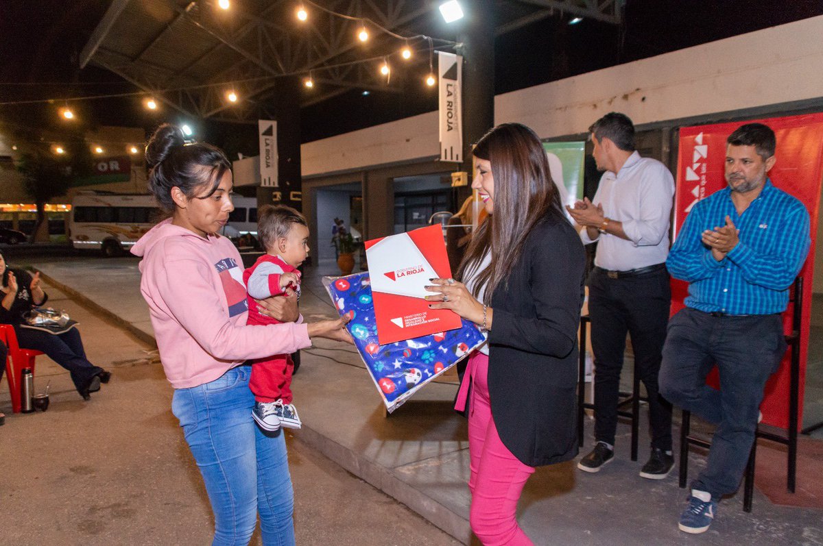 LrDesarrollo's tweet photo. Maternidades seguras para las y los recién nacidos de nuestra provincia.
Una vez más continuamos con la entrega de #Qunitas para garantizar un sueño seguro en cada familia riojana. https://t.co/3X66VMtwfY