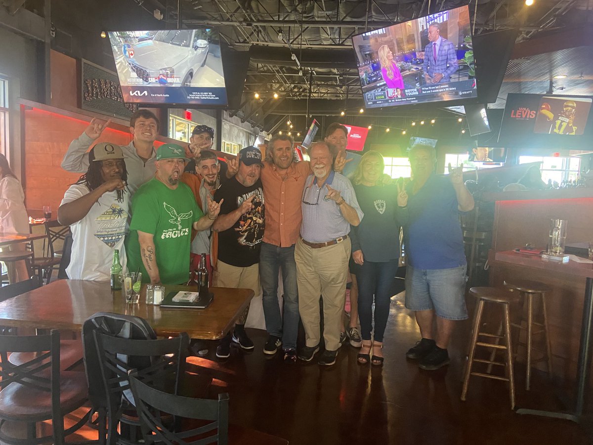 fun_4_fans's tweet photo. Hanging out with ESPN 102.7 at 3rd Base Sports Bar in Round Roxk Texas on Draft Night #espn #funforfans #NFLdraft https://t.co/OuxBlSIznd