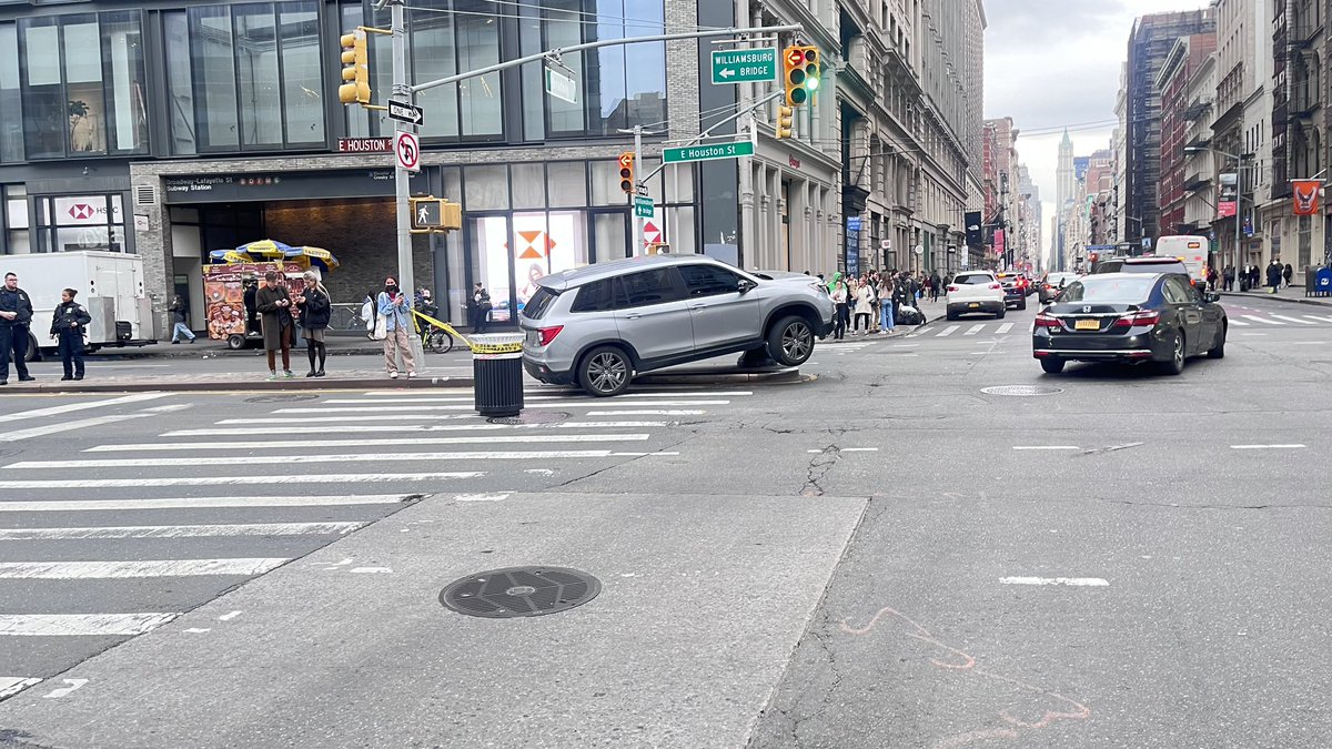 HildaBikes's tweet photo. Photos from hubby’s #BikeNYC commute home. @WorldBollard ❤️ bollards! https://t.co/n6NRFbeqIe https://t.co/3FMB8nHHko