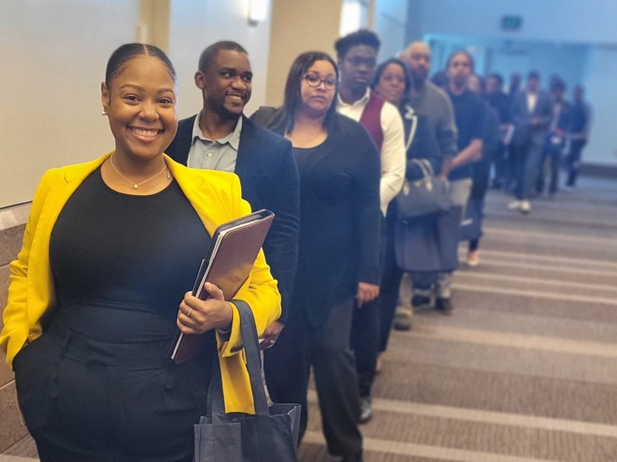 POCCareerFair's tweet image. The energy in the room was off the charts at the #PeopleofColorCareerFair! Our amazing employer partners were here and met so many talented #ProfessionalsOfColor who were looking to  take their careers to the next level. 

📸: @childrensmn @Minnesota_dhs