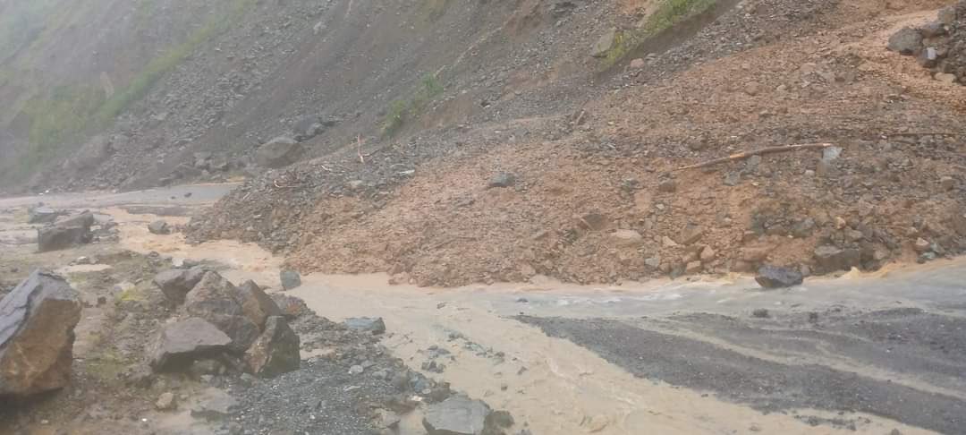 Denunciascuen's tweet photo. URGENTE
Km 91
No hay paso
Vía Cuenca - Molleturo - El Empalme
@DoraOrdonezC @ObrasPublicasEc @dariovherrera @tomebamba @teleamazonasec @ElVistazoPod https://t.co/Y1IuWR9J09
