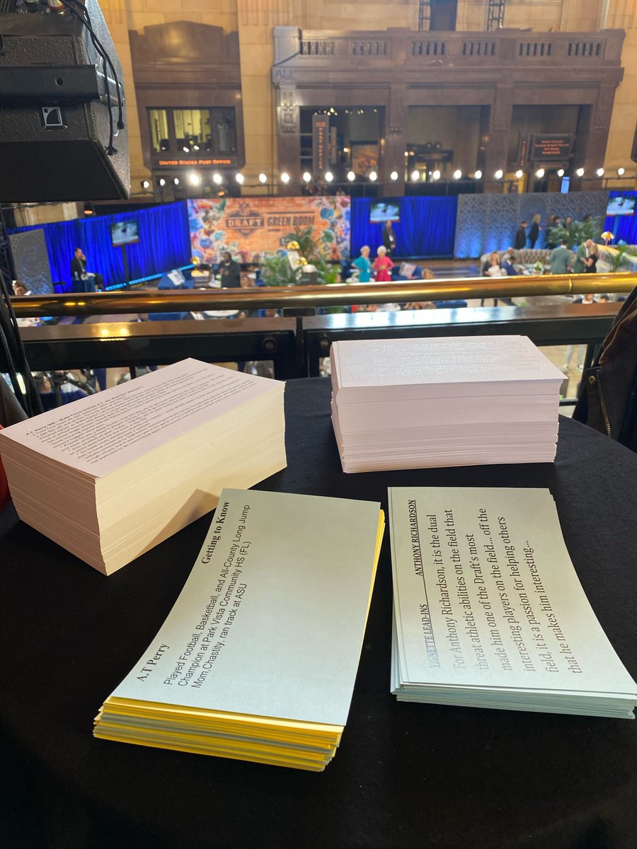 ESPNPR's tweet photo. Ever wonder how ESPN &amp; @ABCNetwork commentators share personal storytelling info on #NFLDraft picks as they're announced?

Behind-the-scenes @CollegeGameDay researcher Marisa Dowling preps *just a few* cue cards for @samponder &amp; @RGIII https://t.co/GJMUWUCANj