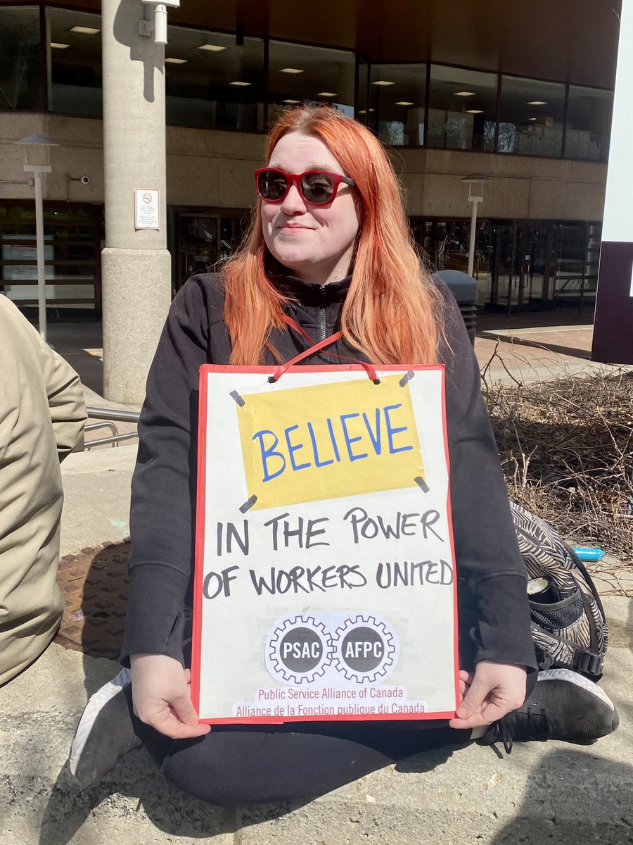 VicMcCaffrey's tweet photo. 7th day on the picket line with @psac_afpc #psacstrike @usje_sesj https://t.co/5KqCwEDxTb
