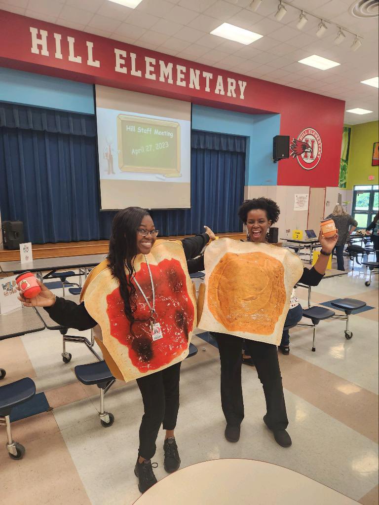 Coolteachercat's tweet photo. Twinnny twin twin!! #STAARSpiritweek @Wms_Chareese https://t.co/cdPt6cxaLU