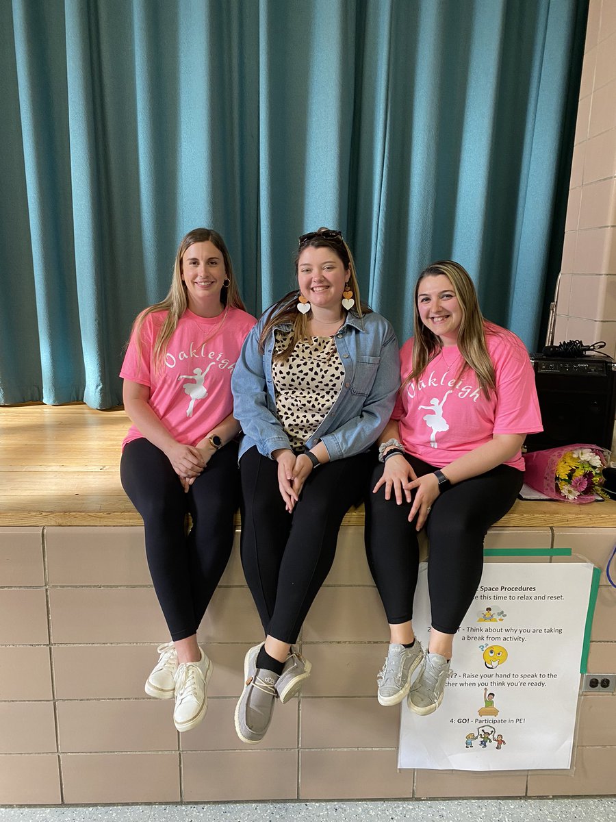 MsMiller_grade2's tweet photo. Oakleigh’s first annual Ballet recital! I am so so proud of all these amazing ballerinas! All your hard work truly paid off on the stage tonight! 🩰😊 Couldnt have done it without the help of @anders_miss https://t.co/2hgjhkslFT