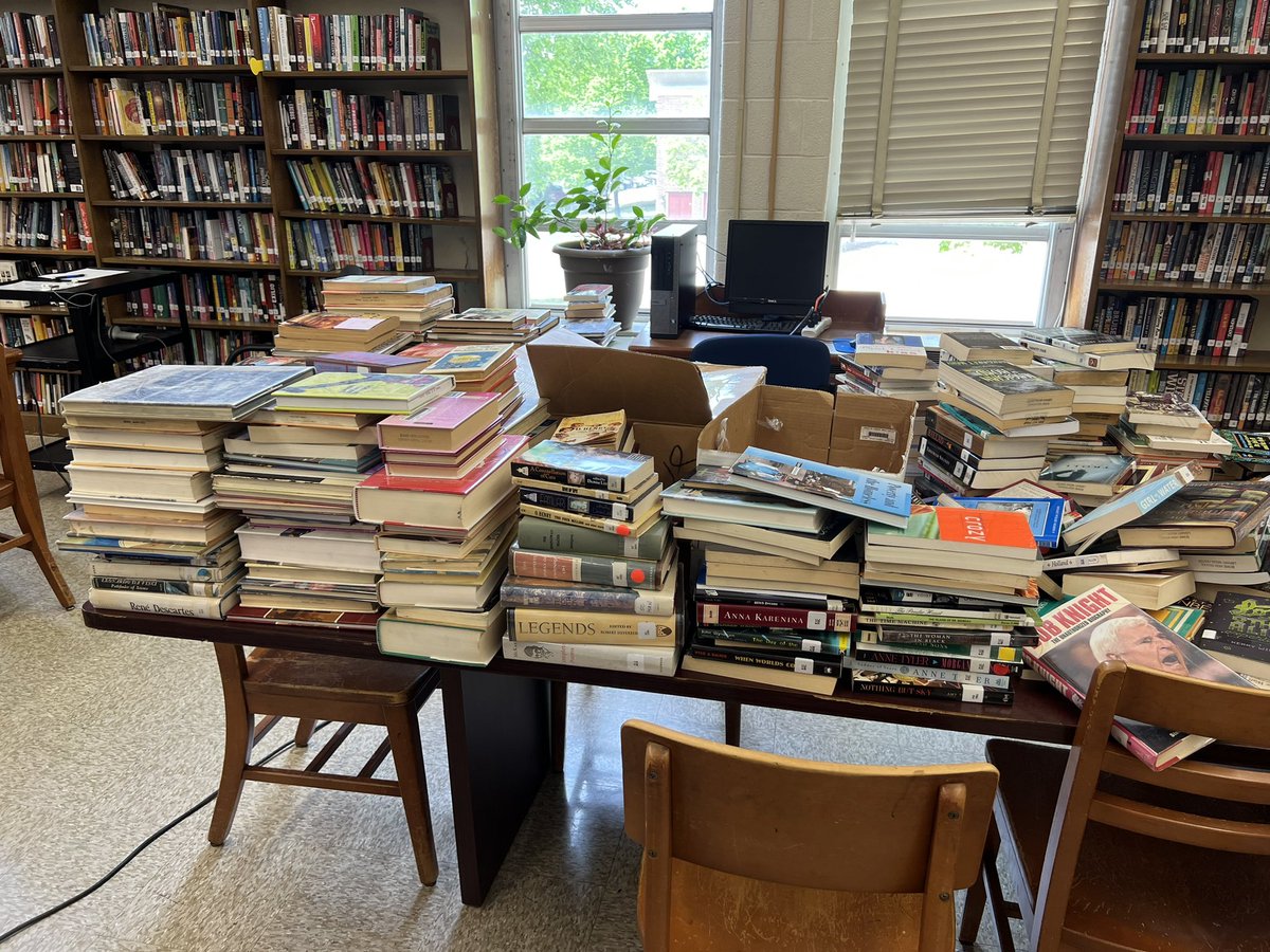 geauxdores's tweet photo. Happy #SchoolLibraryMonth, especially to those working on inventory and weeding! #LibraryVolunteer #OutWithTheOld #ReadyToRead @pgcpslibraries @pgcps https://t.co/Br9tngtrVz