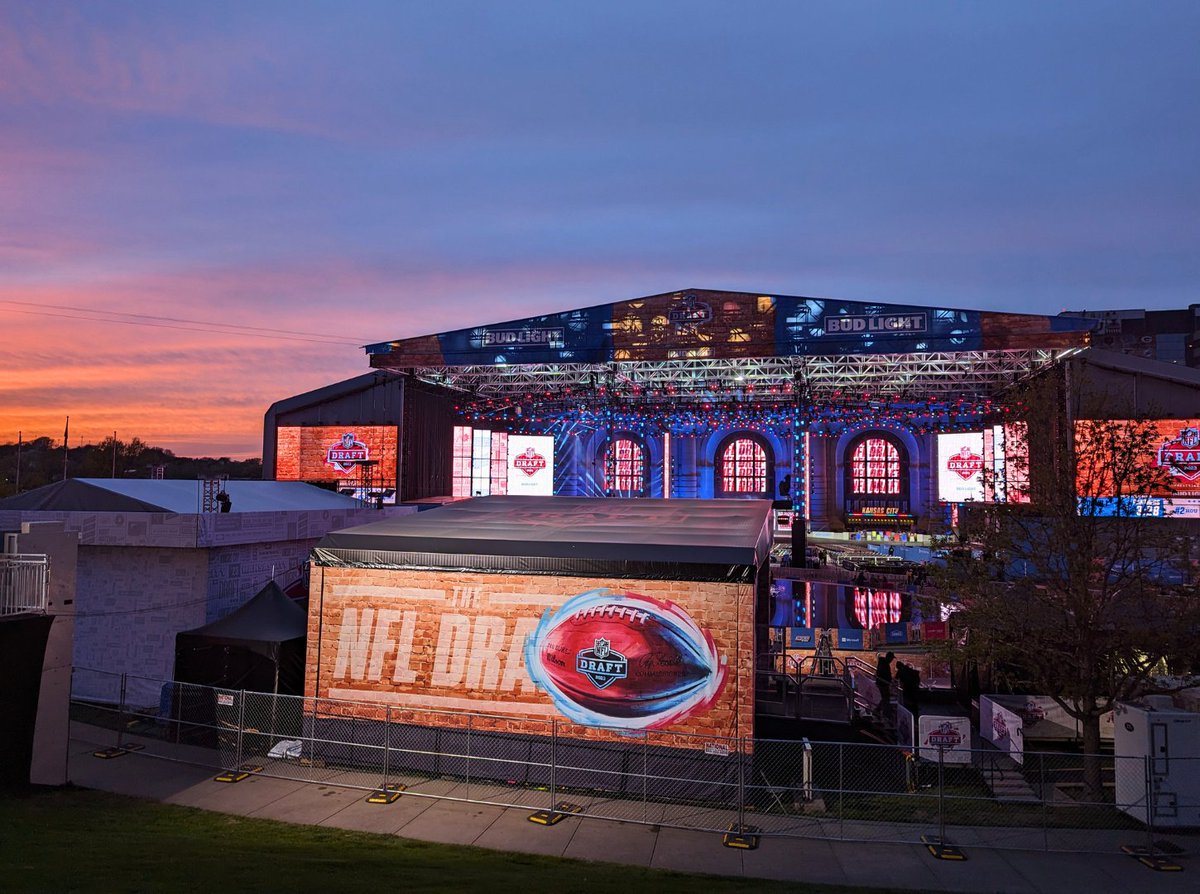 Did you know this stage is the largest ever built for the #Draft and uses 10,000 sq. ft of LED panels and screens? 🏈

Among the tech line-up driving pixel-accurate content is XPression Tessera, XPression CG, Ultrix routers, &amp; Carbonite Image Processors.

rossvideo.com/industries/spo…
