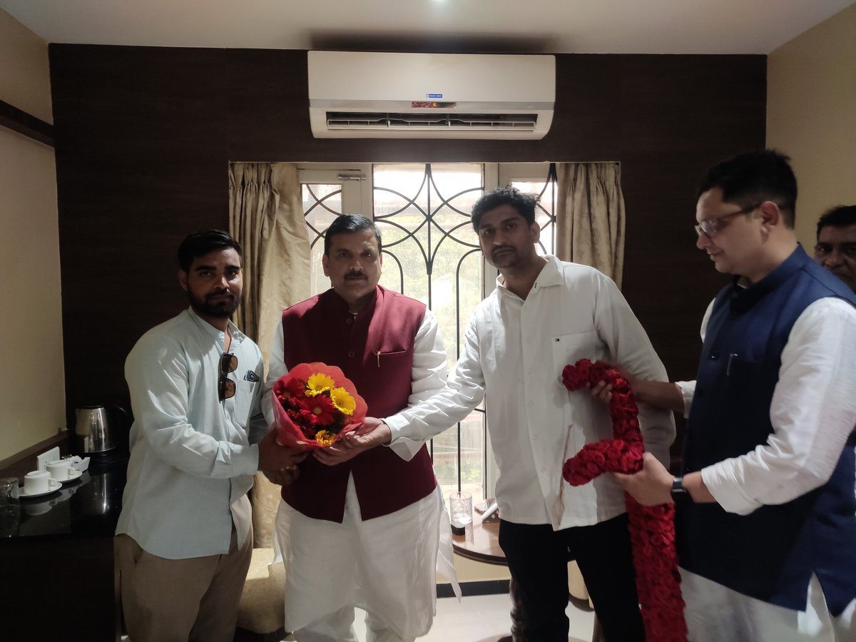 a_badal's tweet photo. @SanjayAzadSln it was nice meeting you sir. Facilitated Sri Sanjay Singh ji. https://t.co/sj34Lch6aD
