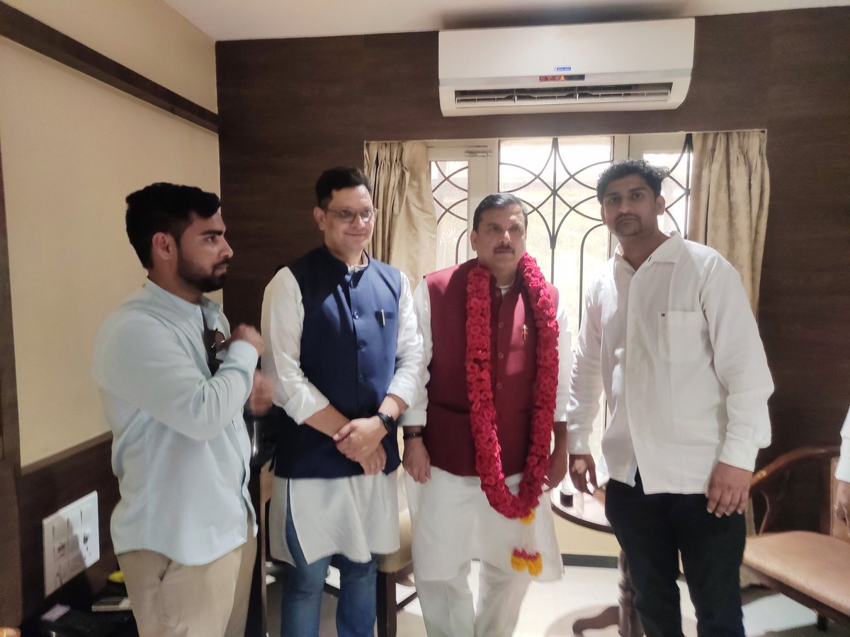 a_badal's tweet photo. @SanjayAzadSln it was nice meeting you sir. Facilitated Sri Sanjay Singh ji. https://t.co/sj34Lch6aD