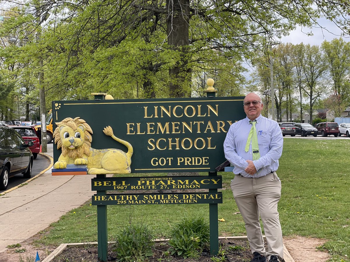 Michelle22669's tweet photo. What an amazing evening  and daytime visit with Jerry Pallotta!  It was an honor to have him visit Lincoln!!!  I loved hearing students say “This was the best day” And I have to say I agree!!!
#lncproud @LincolnSchool8 @jerrypallotta https://t.co/C0Txbw7FMO