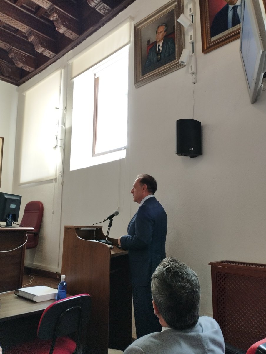 Jfuentesantras's tweet photo. Versionaba el tribunal el art1 de tu cartilla: "La honestidad científica ha de ser la ppal divisa del investigador; debe por consgnte conservarla sin mancha". Orgulloso de mi padre Francisco Fuentes Delgado, desde hoy doctor en Ciencias Sociales y Jurídicas por la @Univcordoba https://t.co/c5id47iAqd