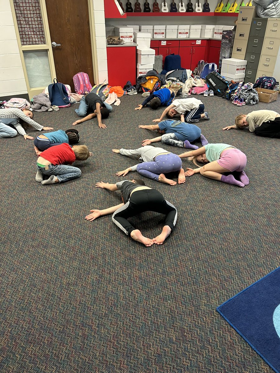 AReveter's tweet photo. Last day of Fox Club, I let the students come up with their own flow and take turns teaching a group. They did such an amazing job!!!! We have several futute yoga teachers in this bunch. #Y115 #Breathe4Change https://t.co/U39xZxRweD