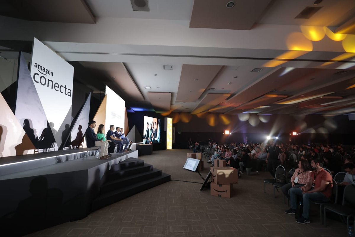AmazonMexPolicy's tweet image. Estuvimos encantados de lanzar #AmazonConecta en México, nuestro evento para ayudar a los emprendedores locales, dueños de PyMES y socios vendedores a hacer crecer sus negocios y descubrir los diferentes programas y beneficios que ofrece Amazon dentro de su marketplace.