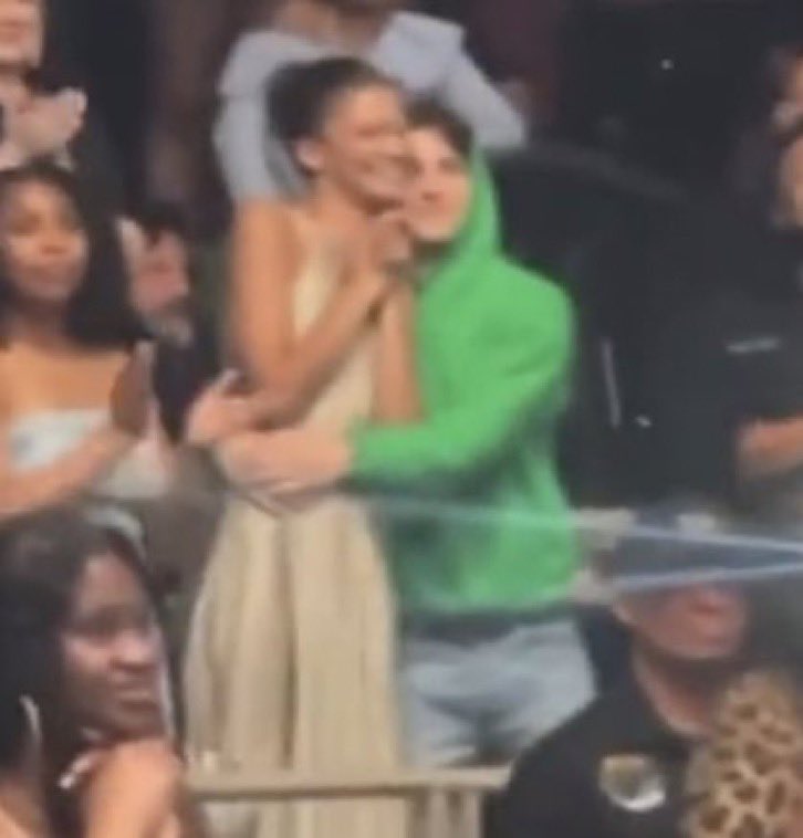 cherrydayas's tweet photo. just tom and zendaya hugging <3 https://t.co/cPX7MZ2CcU