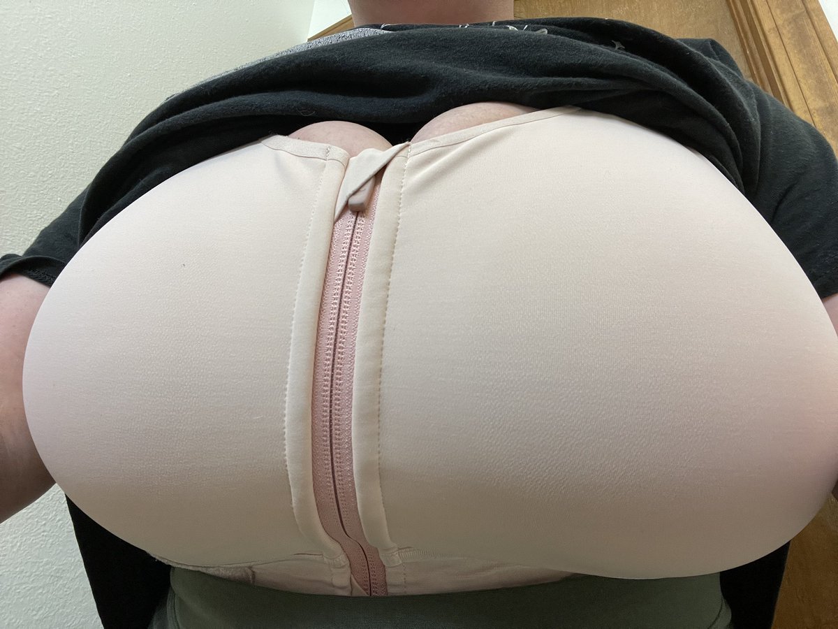 rileslit's tweet photo. This bra isn't fucking around! https://t.co/YVKZBPihjm