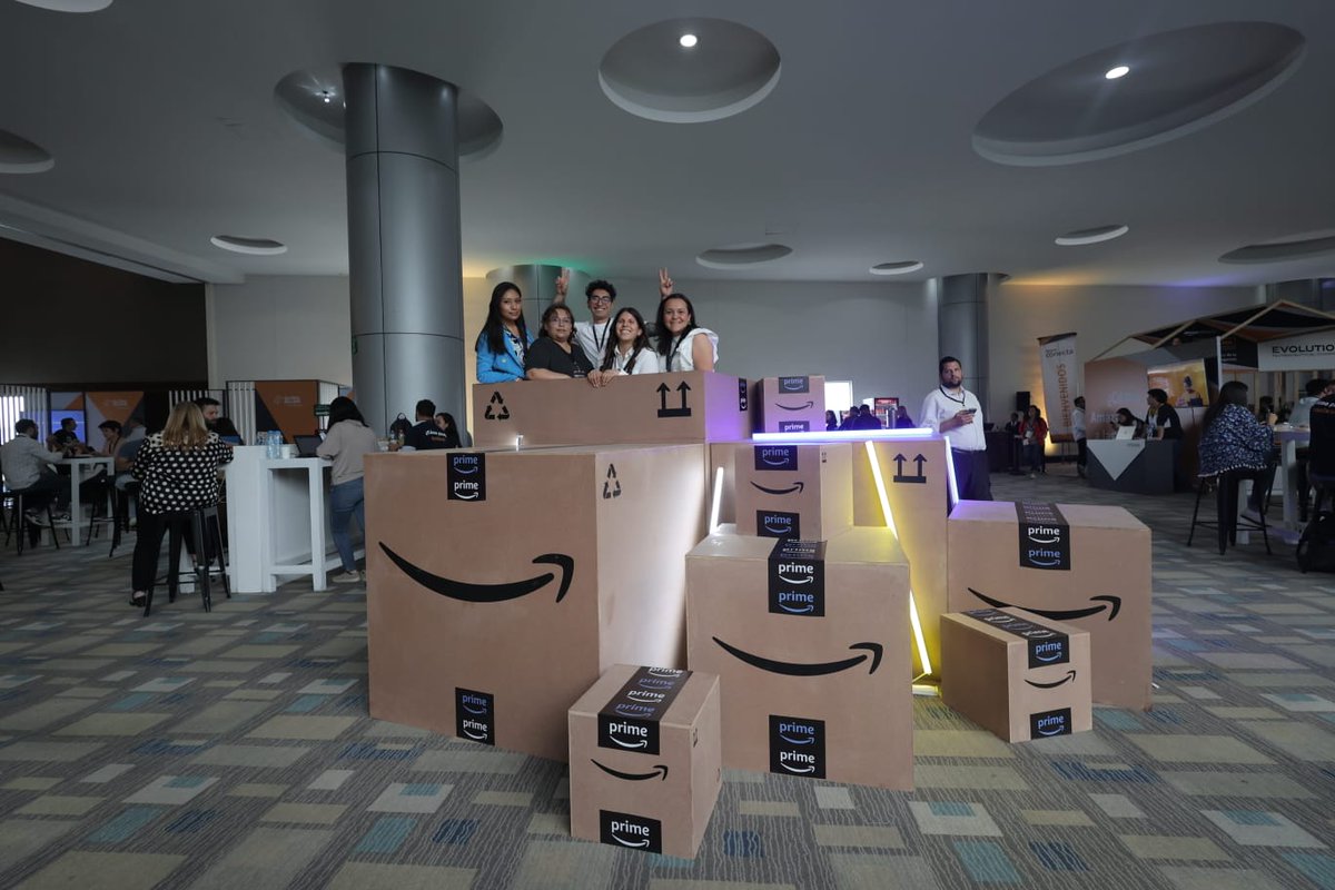 AmazonMexPolicy's tweet image. Estuvimos encantados de lanzar #AmazonConecta en México, nuestro evento para ayudar a los emprendedores locales, dueños de PyMES y socios vendedores a hacer crecer sus negocios y descubrir los diferentes programas y beneficios que ofrece Amazon dentro de su marketplace.