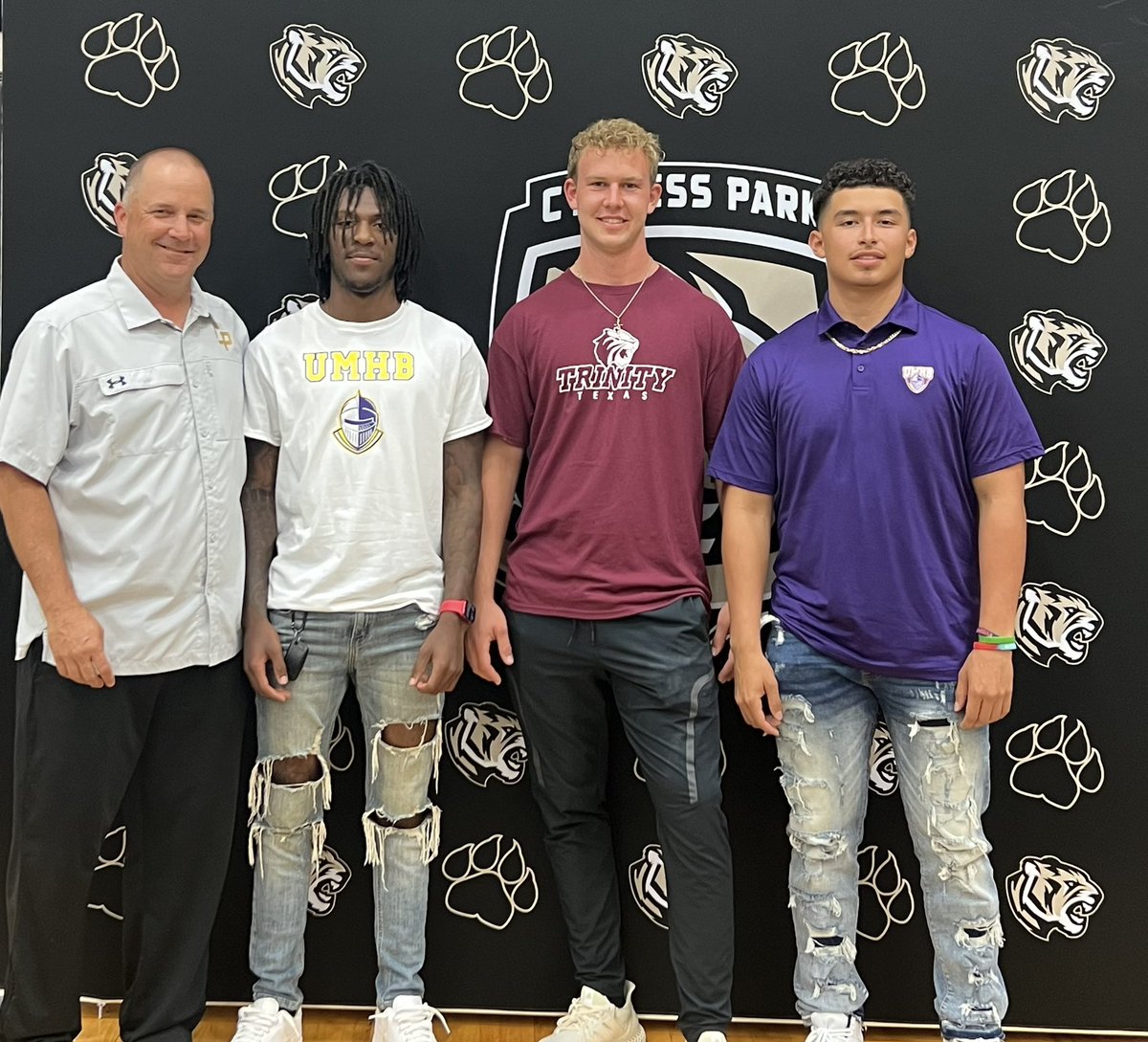 Coach_G_Rog's tweet photo. Congrats @MikeSegura04 @Trellmitche10 @NateTroxel84 

Thanks for all you’ve done for #TigerNation and we’re excited to watch you continue to grow in your next! Go be great!
#HowYouDoAnythingIsHowYouDoEverything https://t.co/6OfGyU7qg5