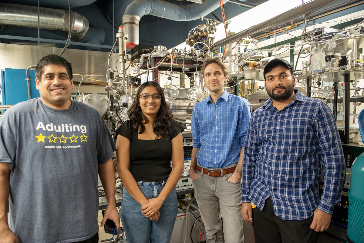 ASU_SMS's tweet photo. John Kouvetakis and Ryan Trovitch in @asu_sms are providing their expertise to develop reliable methods that will be applied to TSMC’s chip manufacturing processes. read https://t.co/tNBqhCe3N4 https://t.co/fUj88hoJHP