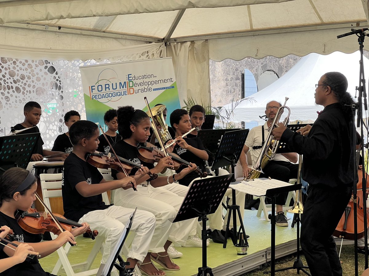AcGuadeloupe's tweet photo. Bravo à la classe « Orchestre à l’école » du clg de Baillif qui a animé avec brio l’ouverture du #FOREDD 🎶🎺🎻🥁🪘 https://t.co/bAwJ729z1W