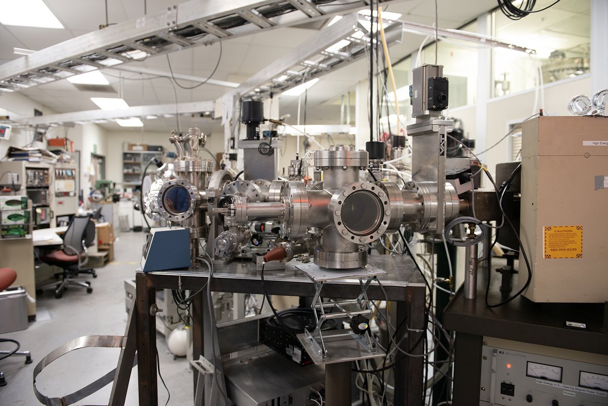 ASU_SMS's tweet photo. John Kouvetakis and Ryan Trovitch in @asu_sms are providing their expertise to develop reliable methods that will be applied to TSMC’s chip manufacturing processes. read https://t.co/tNBqhCe3N4 https://t.co/fUj88hoJHP