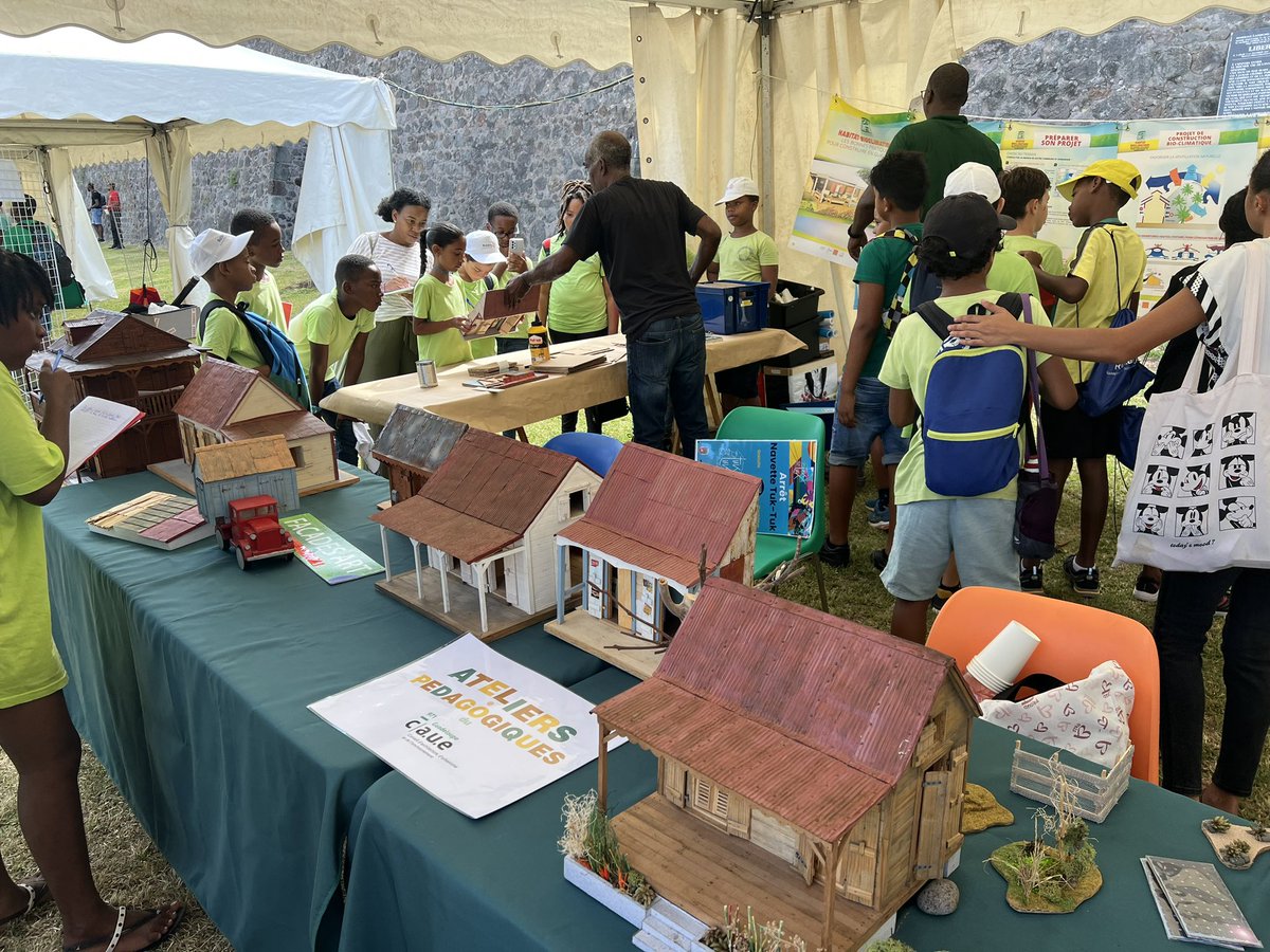 AcGuadeloupe's tweet photo. #FOREDD 
Plusieurs centaines d’élèves ont investi le site du Fort Delgrès à la rencontre des porteurs de projets, des partenaires et des acteurs en #DeveloppementDurable 
Ils ont participé avec intérêt à plusieurs animations pédagogiques et ludiques ! https://t.co/0p4I8IZ7HC