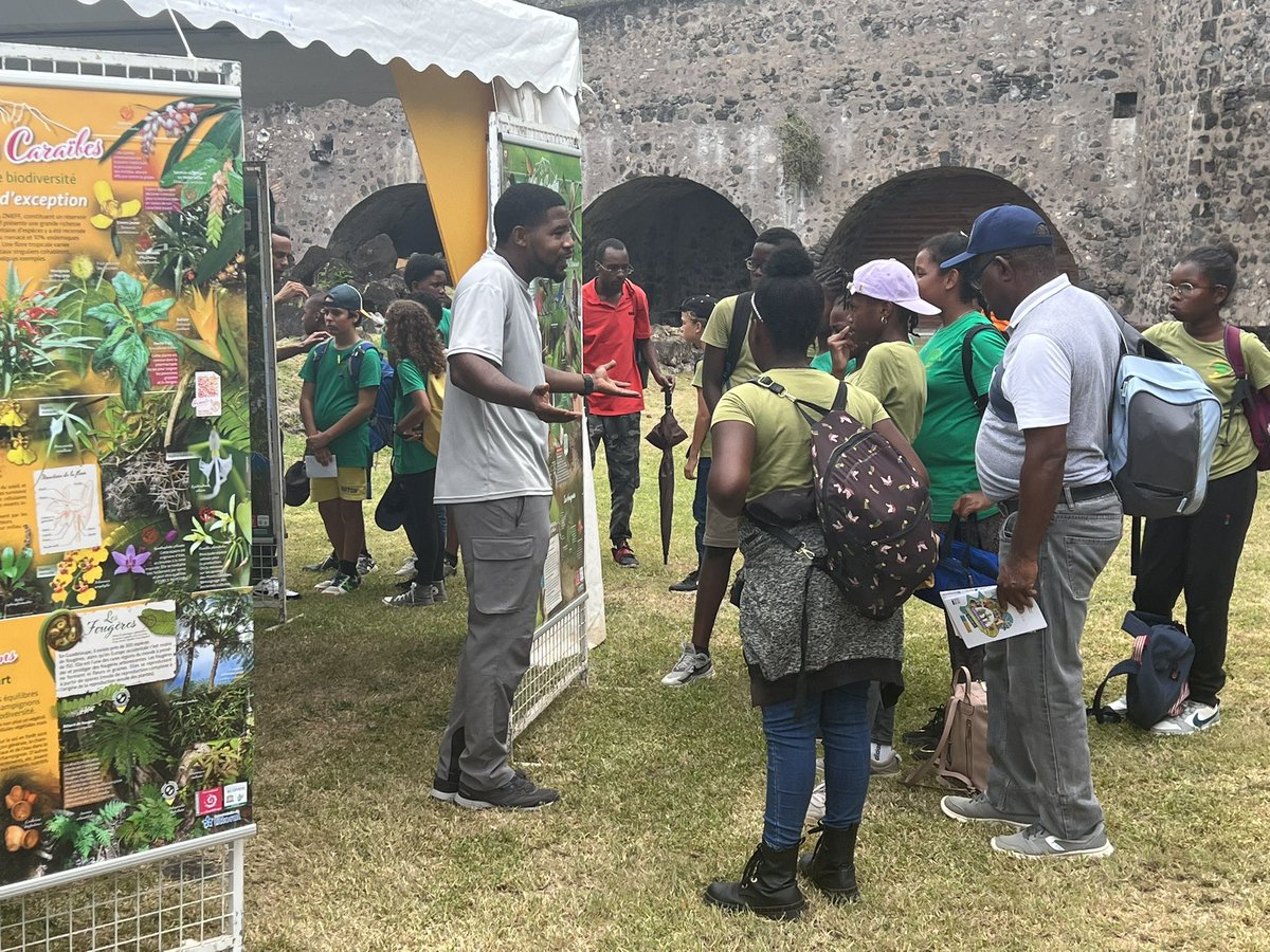 AcGuadeloupe's tweet photo. #FOREDD 
Plusieurs centaines d’élèves ont investi le site du Fort Delgrès à la rencontre des porteurs de projets, des partenaires et des acteurs en #DeveloppementDurable 
Ils ont participé avec intérêt à plusieurs animations pédagogiques et ludiques ! https://t.co/0p4I8IZ7HC