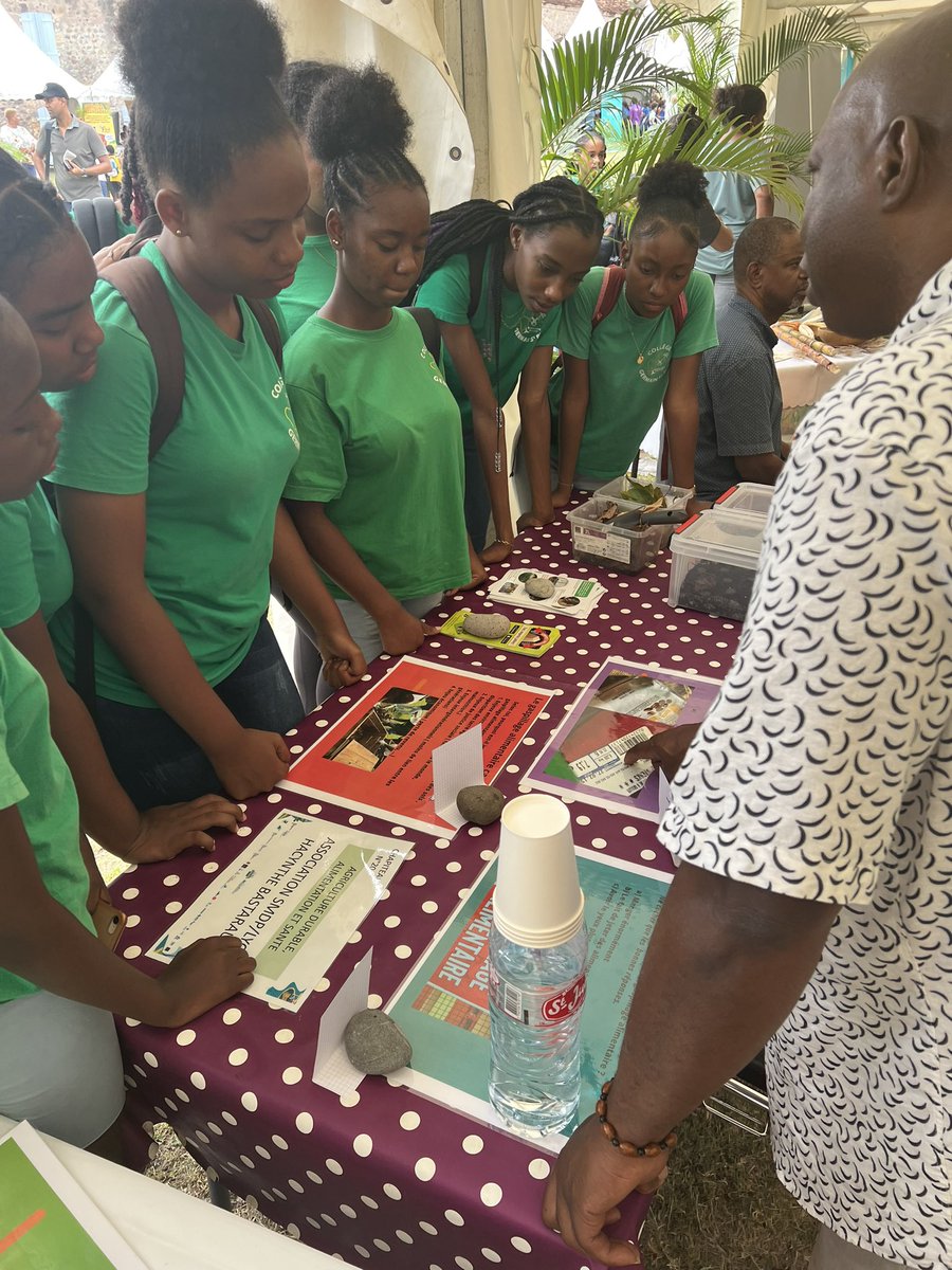 AcGuadeloupe's tweet photo. #FOREDD 
Plusieurs centaines d’élèves ont investi le site du Fort Delgrès à la rencontre des porteurs de projets, des partenaires et des acteurs en #DeveloppementDurable 
Ils ont participé avec intérêt à plusieurs animations pédagogiques et ludiques ! https://t.co/0p4I8IZ7HC