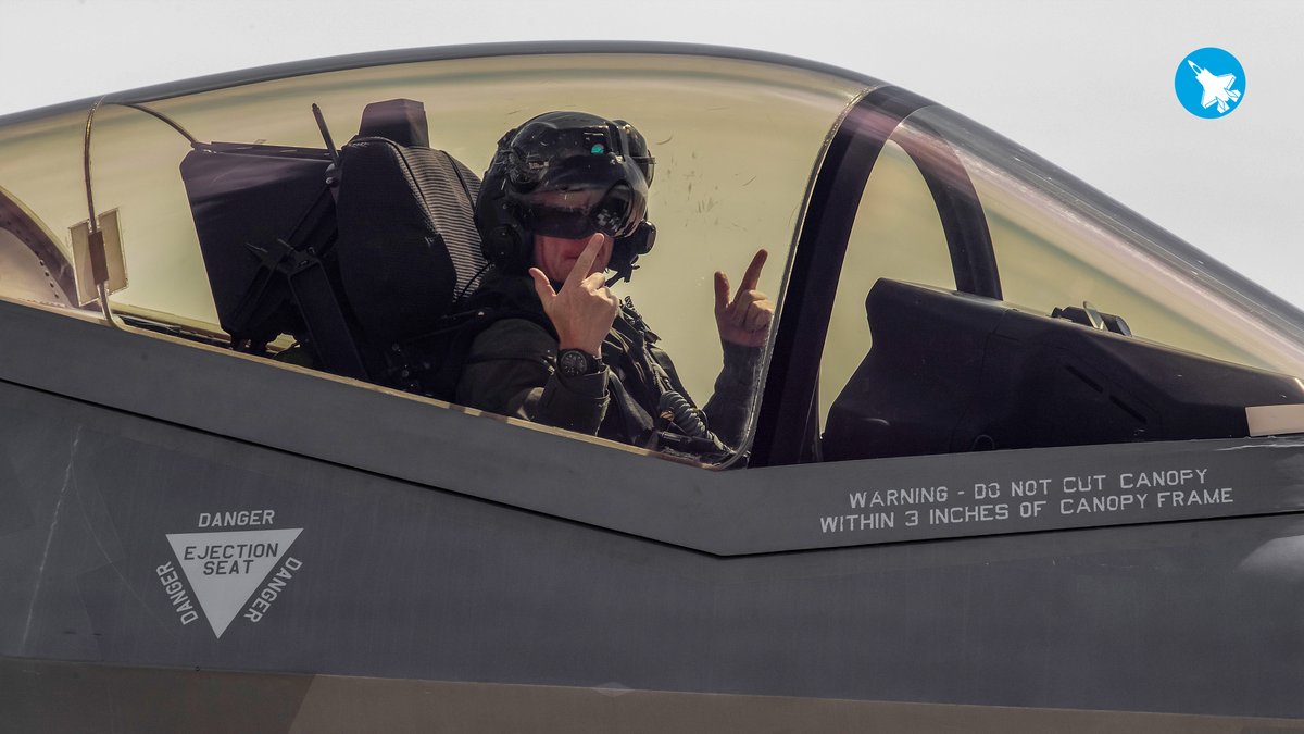 thef35's tweet photo. It's Friday. Let's go! #FighterFriday https://t.co/Cz9sxVfjSZ